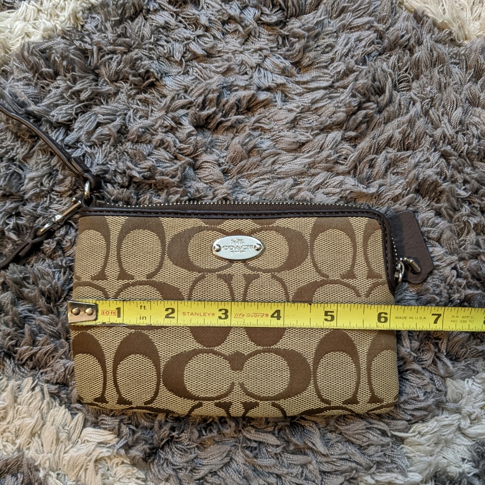 Coach Large Brown Corner Zip Wristlet Signature Canvas With Coach Keychain - Picture 8 of 9